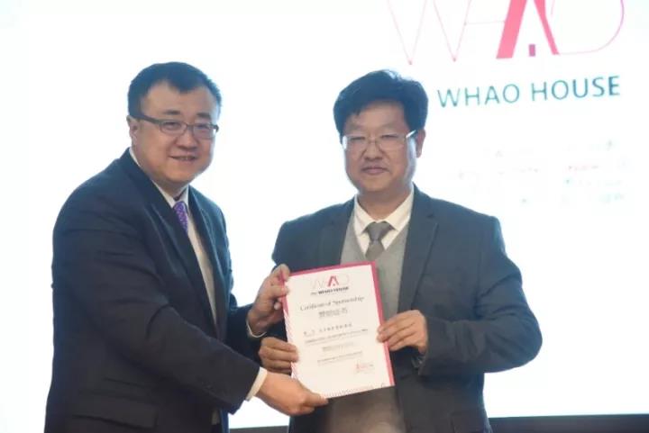 清华大学党委常委、副校长杨斌为开云网页版总裁李旭禄颁发证书